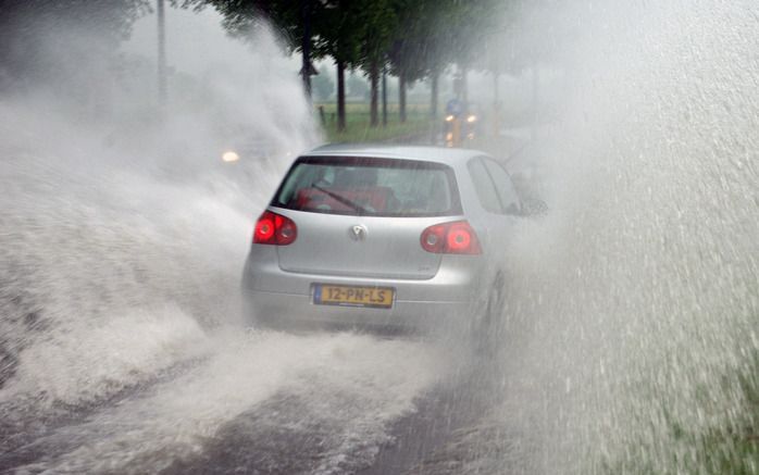 DE BILT – Het KNMI waarschuwt voor zware buien met onweer en hagel die maandagavond vooral in het westen van het land kunnen voorkomen. Volgens een woordvoerder van het weerinstituut valt in de avond en nacht lokaal veel neerslag en dat kan voor behoorlij