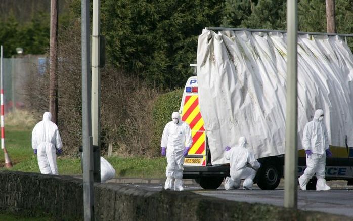 In Noord-Ierland is een katholieke man waarschijnlijk uit religieuze motieven voor zijn huis doodgeslagen door protestantse voetbalfans. foto EPA