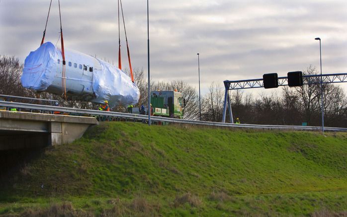 HOOFDDORP - De neus van de neergestorte Boeing werd twee maanden geleden weggesleept van de plek waar het vliegtuig neerstortte. Foto ANP