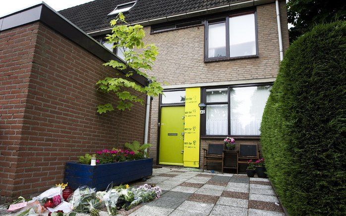 ZWIJNDRECHT – Bloemen liggen voor het huis in Zwijndrecht waar een man vermoedelijk zondagavond zijn ex-vrouw, twee kinderen en zichzelf om het leven bracht. De gemeente Zwijndrecht opende vanmorgen een condoleanceregister. Foto ANP