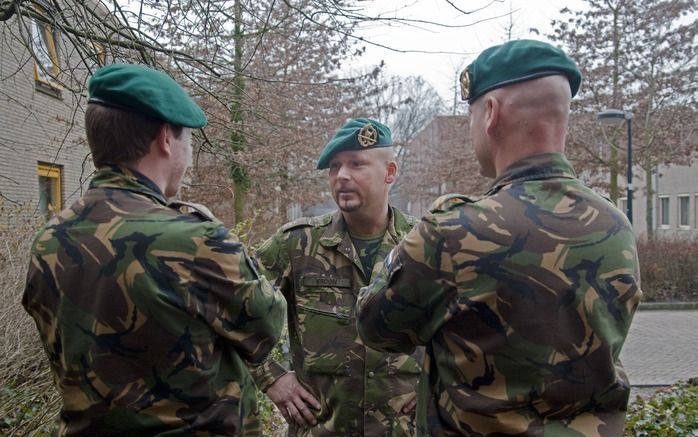 ROOSENDAAL – Kapitein Marco Kroon (m.) krijgt morgen uit handen van koningin Beatrix de Militaire Willemsorde. Het is de hoogste koninklijke onderscheiding die Nederland kent voor „moed, beleid en trouw.” De ceremonie morgen is een zeldzaamheid in de hist