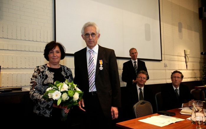 PUTTEN - Tijdens de jaarvergadering van de Gereformeerde Bond in de Protestantse Kerk in Nederland (PKN) is vanmiddag de oud-voorzitter van de Gereformeerde Bond, ds. G. D. Kamphuis, koninklijk onderscheiden. Foto Sjaak Verboom