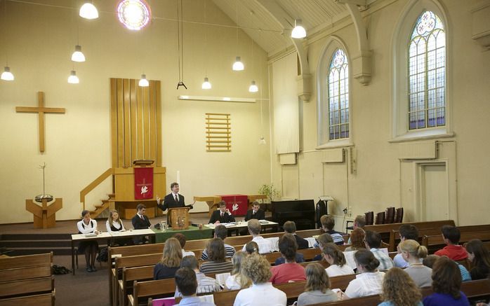 UTRECHT – Ds. M. Klaassen sprak donderdagavond voor studenten van Depositum Custodi over liefde in de eindtijd. „Het christelijke leven wordt gestempeld door het hemelleven.” Foto Jaco Klamer