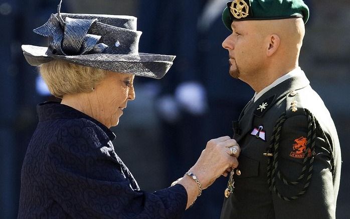 Kapitein Marco kroon krijgt de Willems-Orde opgespeld door koningin Beatrix. Foto ANP