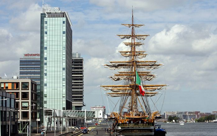 De Tweede Kamer zet staatssecretaris Huizinga (Verkeer en Waterstaat) onder zware druk om zich harder in te spannen voor Nederlandse historische zeezeilschepen, die steeds vaker in Duitse en Deense havens aan de ketting worden gelegd omdat ze niet veilig 