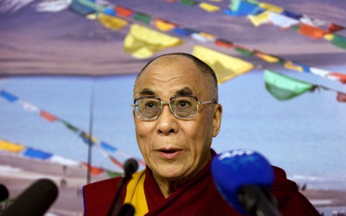 SCHIPHOL – De dalai lama heeft er geen probleem mee dat minister-president Balkenende hem niet wil ontmoeten. „No problem”, zei hij woensdag met een grote lach. Vlak na aankomst in Nederland gaf de geestelijk leider een persconferentie op Schiphol. Foto A