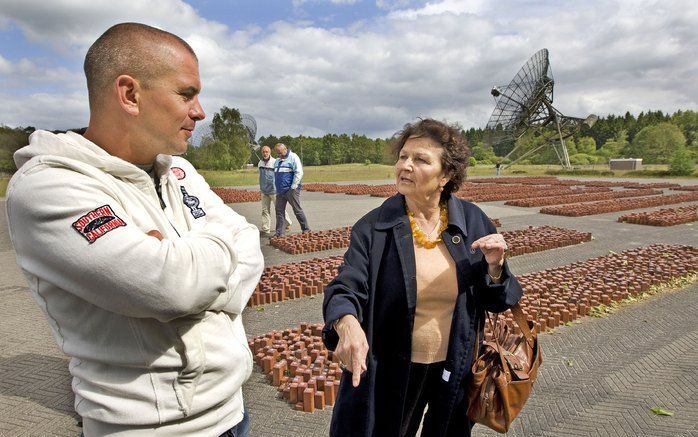 WESTERBORK - Overlevenden van Srebrenica praten woensdag in Kamp Westerbork met Dutchbatters. Zij zijn uitgenodigd door Herinneringscentrum Kamp Westerbork en vredesorganisatie IKV Pax Christi. Het is de eerste keer dat de betrokkenen van beide kanten in 