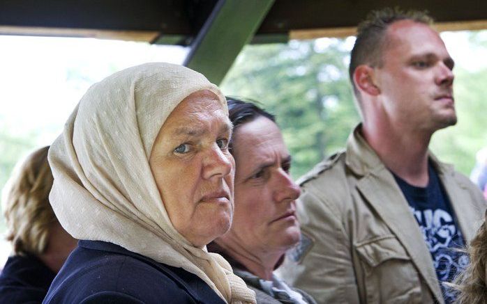 WESTERBORK – Overlevenden van Srebrenica praten in Kamp Westerbork met Dutchbatters. Het was woensdag de eerste keer dat de betrokkenen van beide kanten in Nederland gesprekken voeren. Foto ANP