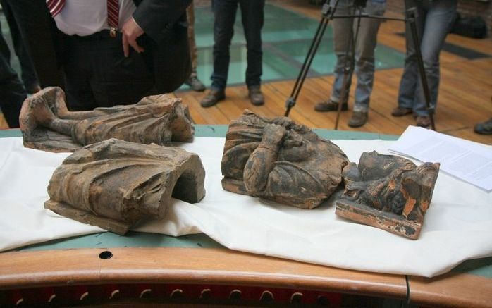 Archeologen hebben bij opgravingen bij het Gedempte Boterdiep in Groningen naast ruim 420 zilveren munten uit de vroeg zestiende eeuw ook delen van kariatiden aangetroffen. Een kariatide is een halfbeeld, meestal van een vrouwenfiguur. De beelden dateren 