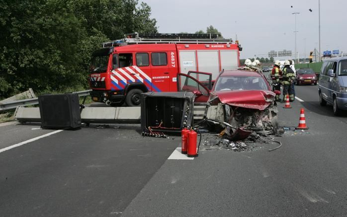 HEDEL - Vier inzittenden van een auto zijn zaterdagochtend op de A2 (Utrecht-Den Bosch) ter hoogte van Hedel gewond geraakt bij een frontale botsing tegen een stellage van matrixborden die op de snelweg was gevallen. Foto ANP