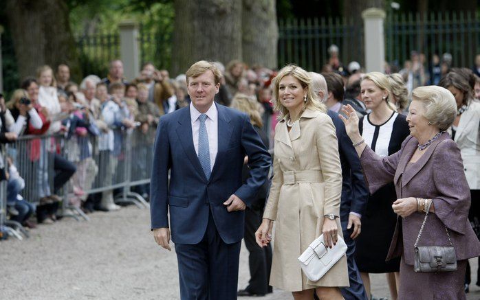 APELDOORN - Aankomst van de koninklijke familie bij paleis Het Loo. Koningin Beatrix bezoekt zaterdag in gezelschap van leden van de koninklijke familie de tentoonstelling 100 Jaar Juliana op Paleis Het Loo in Apeldoorn. Door de gebeurtenissen op 30 april