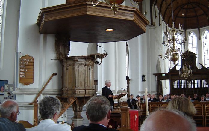 VIANEN – In de Grote Kerk te Vianen had zaterdag de jaarlijkse conferentie van de Stichting Vrienden van Dr. H. F. Kohlbrugge plaats. Hoofdspreker was de gereformeerde emeritus predikant dr. R. Fernhout. Foto's RD