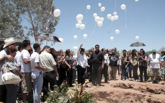 HERMOSILLO – De brand in een kinderdagverblijf in Mexico is veroorzaakt door kortsluiting of oververhitting van een koelsysteem in een naastgelegen pakhuis. Dat maakte de officier van justitie maandag bekend. Foto EPA