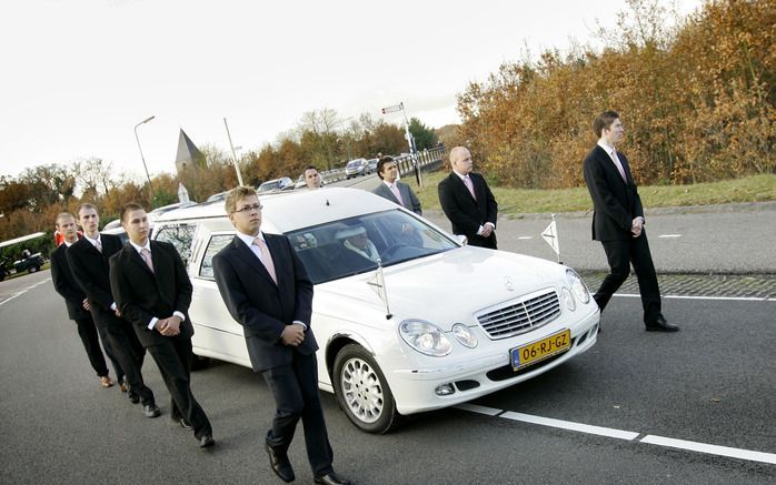 Uitvaartondernemers die zijn aangesloten bij netwerkorganisatie Requiem krijgen deze week een slipcursus aangeboden voor bestuurders van rouwauto’s. - Foto ANP