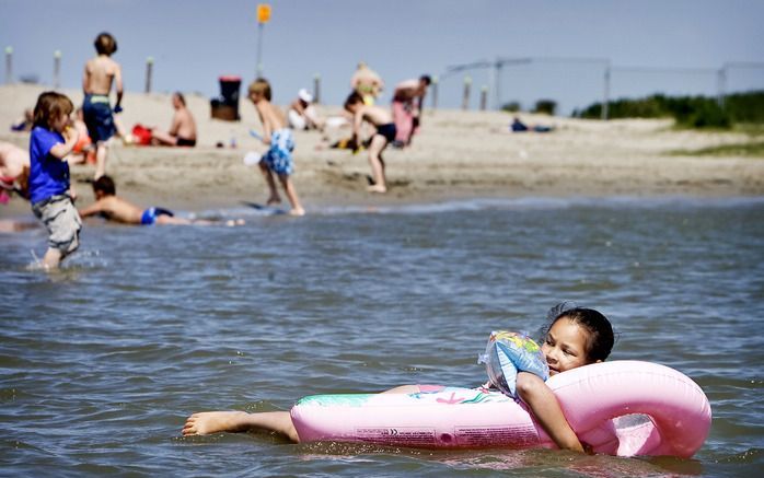 DEN HAAG – Deze zomer trekken 11 miljoen Nederlanders naar hun vakantiestek. Minister Verhagen van Buitenlandse Zaken lanceerde gisteren de campagne ”Wijs op reis”. Met een checklist geeft hij vakantiegangers een handvat om zich goed op hun reis voor te b