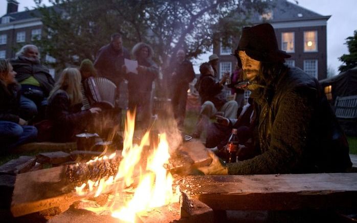 AMSTERDAM – Amsterdammers bivakkeerden de afgelopen nacht samen met daklozen in een zelfgebouwd tentjein de hoofdstad. Zij deden dat voor­afgaand aan de Daklozendag, woensdag. Foto ANP