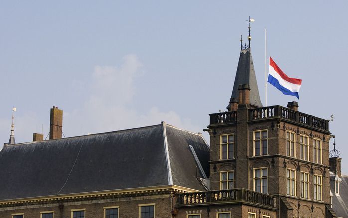 DEN HAAG – Een wachtmeester van de marechaussee heeft de zwaargewonde dader van de aanslag op de Koninklijke familie op Koninginnedag, Karst T. al op de plaats van het delict ondervraagd en hem op zijn rechten als verdachte gewezen. Foto ANP