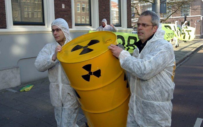 BORSSELE – Milieuorganisatie Greenpeace maakt zich zorgen over een transport met hoogradioactief afval dat op 16 juni zou moeten plaatsvinden. Op die dag worden 20 vaten met kernafval vanuit Frankrijk naar Vlissingen vervoerd. Foto ANP