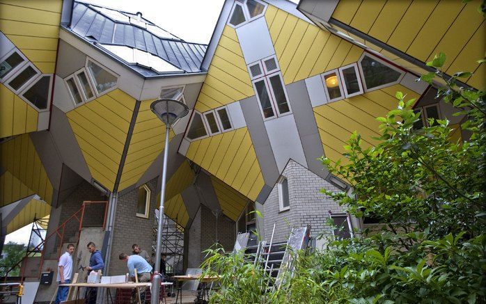 ROTTERDAM - Slapen in een Rotterdamse kubuswoning is vanaf maandag voor iedereen weggelegd. Dan opent hostel Stayokay de deuren in een deel van de beroemde gekantelde kubussen boven de Blaak. Foto's ANP