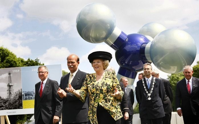 SLOCHTEREN – Een acht meter hoog model van een gasmolecuul siert sinds kort de middenberm van de A7, vlakbij de Groningse plaats Slochteren waar 50 jaar geleden de eerste gasboringen werden verricht. Koningin Beatrix onthulde dinsdag het werk van kunstena