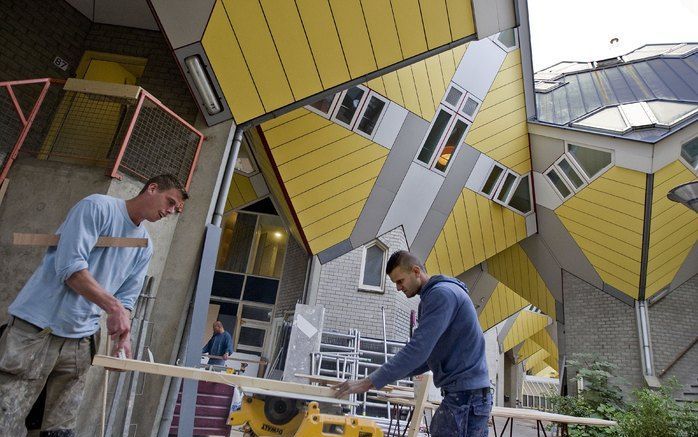 ROTTERDAM – Slapen in de beroemde kubuswoningen van architect Piet Blom. In 1984 bouwde hij deze bijzondere paalwoningen aan de rand van de Oude Haven in het centrum van Rotterdam. Sinds deze week zijn ze omgetoverd tot een hotel. Foto ANP