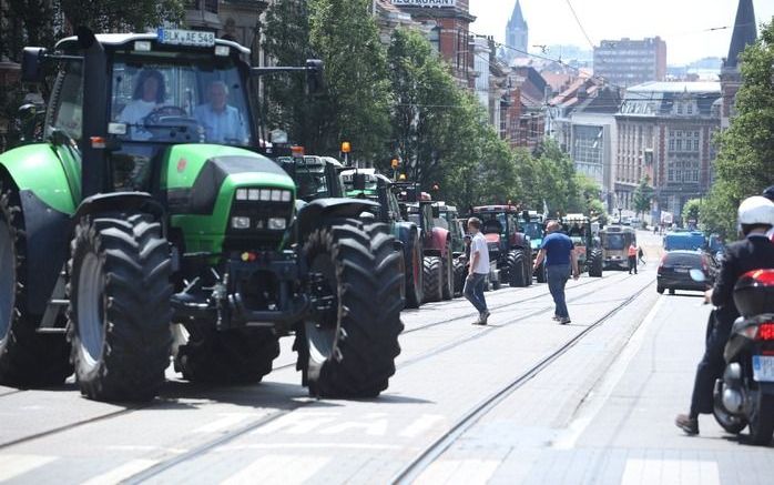 BRUSSEL – Honderden melkveehouders blokkeren donderdag verscheidene straten in Brussel. Volgens de Belgische politie gaat het om meer dan 600 tractoren die in de Europese hoofdstad zijn aangekomen om te demonstreren tegen de lage melkprijzen. Foto EPA