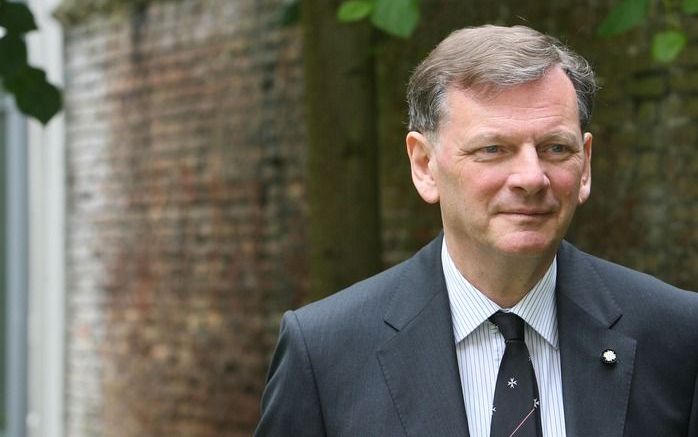 Jhr. mr. Pieter de Savornin Lohman ontmoet in zijn werk regelmatig ambassadeurs van andere landen. „Zij verbazen zich soms over de deelname van de ChristenUnie aan het kabinet”, zegt hij. Foto RD, Anton Dommerholt