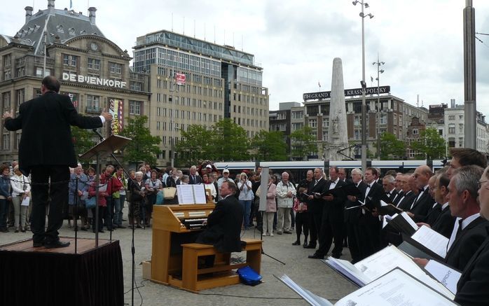 AMSTERDAM – Supers bestrijden elkaar over de laagste prijsgarantie. De Heere Jezus geeft echter dé laagste prijsgarantie. Zonder prijs en zonder geld is Hij te koop, zegt evangelist Johan Krijgsman zaterdagmiddag op de Dam in Amsterdam. Foto RD