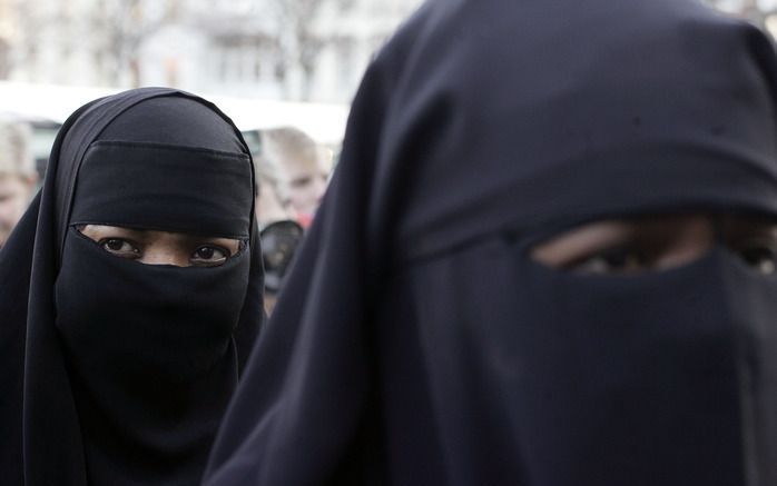 VERSAILLES – De boerka is niet welkom in Frankrijk, omdat het geen religieus symbool is maar een symbool van onderdrukking van de vrouw. Dat heeft de Franse president Nicolas Sarkozy maandag gezegd. Foto ANP