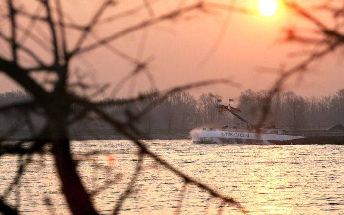 Goederenvervoer op de Rijn bedreigd door schommelende waterstanden. Foto ANP