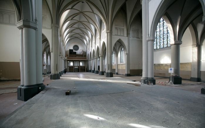 DONGEN – Het interieur van de St.-Josephkerk in het Brabantse dorp Dongen. Verzet tegen de sloop van het gebouw mocht niet baten: slopers zijn onlangs begonnen met het afbreken van de kerk. Foto Sjaak Verboom