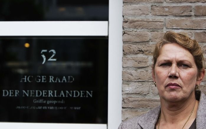 DEN HAAG - De inmiddels 52-jarige Ina Post arriveert woensdagochtend voor de Hoge Raad in Den Haag. Zij heeft wellicht ten onrechte een jarenlange gevangenisstraf uitgezeten omdat zij een hoogbejaarde vrouw zou hebben vermoord. Haar advocaat Geert-Jan Kno