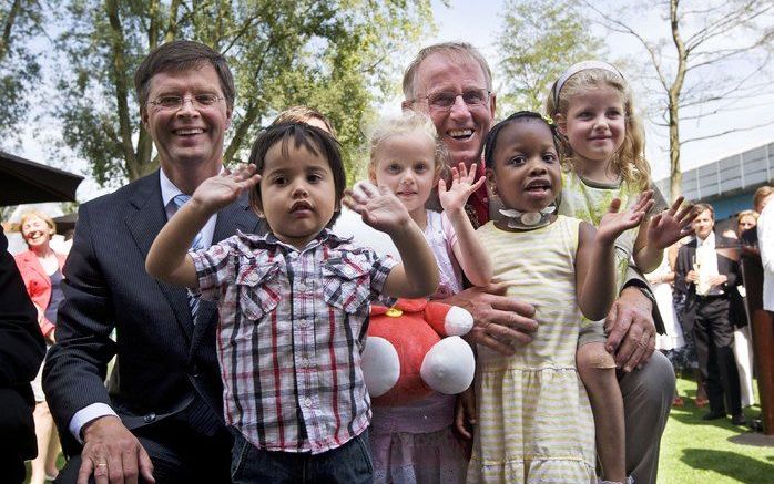 CAPELLE AAN DEN IJSSEL – Premier Balkenende heeft woensdag in zijn woonplaats Capelle aan den IJssel het kinderhospice Pallieterburght geopend. In het verzorgingshuis verblijven ongeneeslijk en chronisch zieke kinderen. Foto ANP