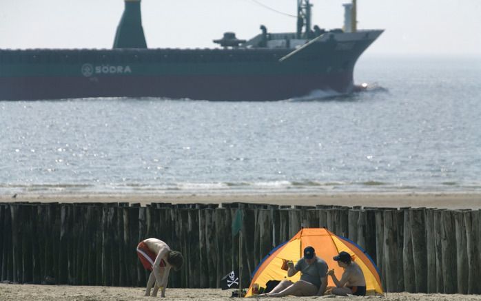 Zeeschip passeert strand bij Vlissingen. Foto ANP