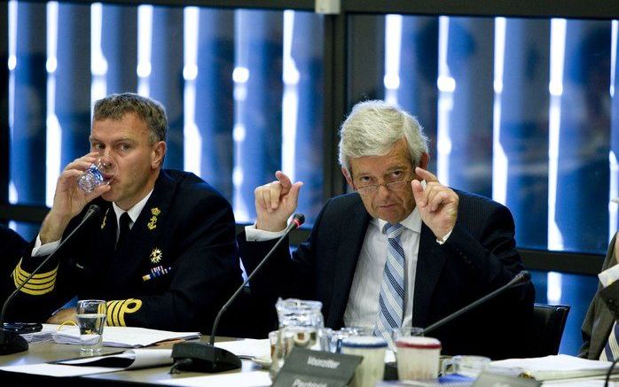 DEN HAAG - In de Tweede Kamer in Den Haag spreekt Minister Van Middelkoop van Defensie (R), naast Kapitein-ter-Zee Bauer (L) maandag over de strijd tegen de piraterij. Trage Nederlandse schepen in de Somalische wateren krijgen definitief geen bewapende ma