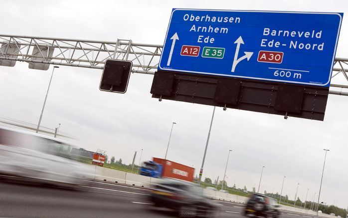 Drukte op de snelweg A12 tussen Veenendaal en Ede. Gemeenten, bedrijven en instellingen in de Gelderse Vallei willen iets doen om de verkeersdruk in de regio te laten afnemen. Foto ANP.