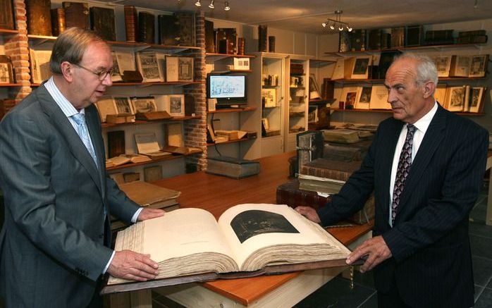 W. C. van ’t Zelfde (l.), stichtingsvoorzitter en beheerder het Bijbelmuseum in Leerdam, buigt zich samen met bestuurslid W. de Ruiter over één van zijn 350 Nederlandstalige Bijbels. De collectie die hij in de loop van de jaren bijeenbracht, is vanaf vand