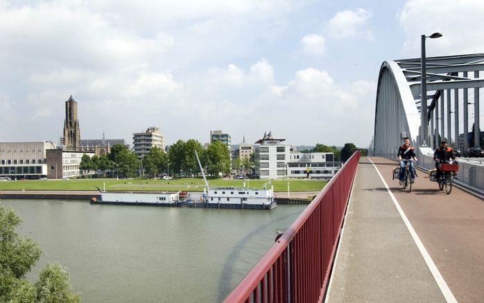 ARNHEM – De politie heeft donderdag een 49–jarige Arnhemmer aangehouden nadat deze „voor de lol” van de John Frostbrug in de Rijn was gesprongen. Dat meldde de politie. Een getuige belde de politie toen hij iemand van de brug zag springen. Foto ANP