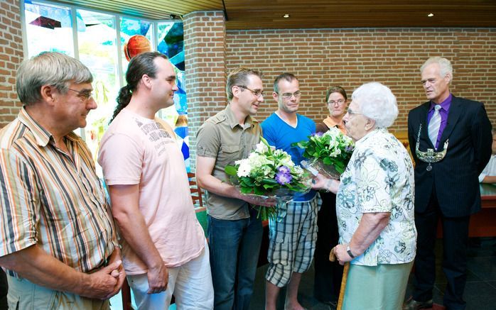 Burgemeester Alssema van Staphorst reikte de bronzen legpenning en het getuigschrift van Stich­ting Carnegie Heldenfonds uit. Foto RD