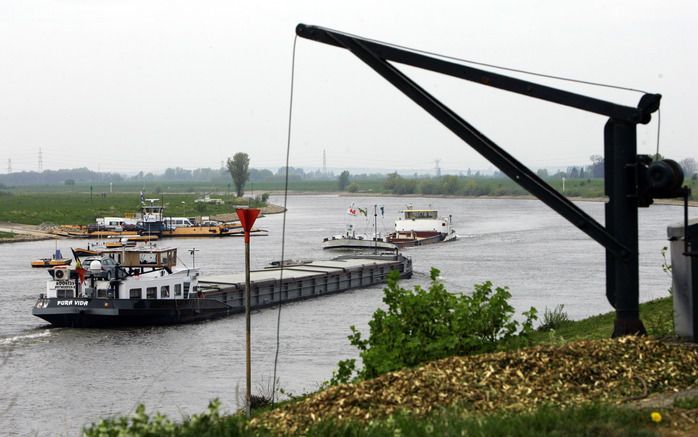 De temperatuur bij Lobith, waar de Rijn Nederland binnenkomt, lag gemiddeld 3 graden boven het natuurlijk niveau. Foto ANP