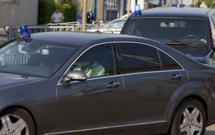 In een gepantserde auto arriveert Willem Holleeder vrijdagochtend bij de extra beveiligde rechtbank in Amsterdam. Foto ANP