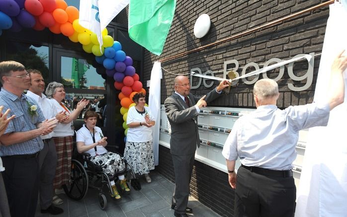 Burgemeester Gelok van de gemeente Borsele opende gisteren in ’s-Gravenpolder het nieuwe woon­complex De Boog van Siloah Stichting Gehandicaptenzorg. Foto Willem Mieras