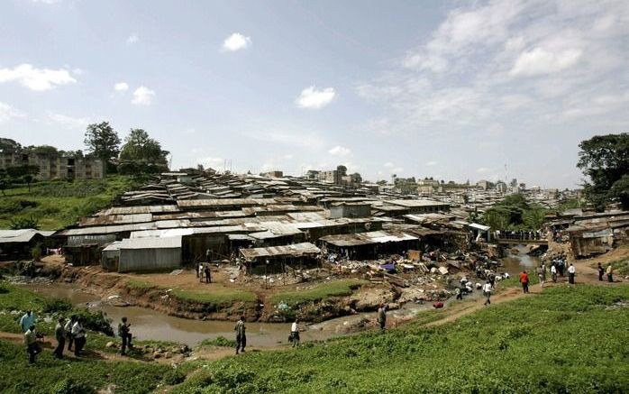 De armoede van de sloppenwijken van Nairobi is ingebed in een omgeving van geweld, prositutie en verslavingen aan lijm en drank. Niets is eerlozer dan de armoede in de stad. Foto: sloppenwijk Mathare. Foto EPA