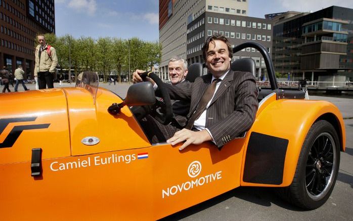 DEN HAAG - Minister Eurlings van Verkeer en Waterstaat zit samen met de Europese lijsttrekker van het CDA, Wim van de Camp, in een elektrische auto tijdens de bedrijvendag van de Haagse School. Foto ANP