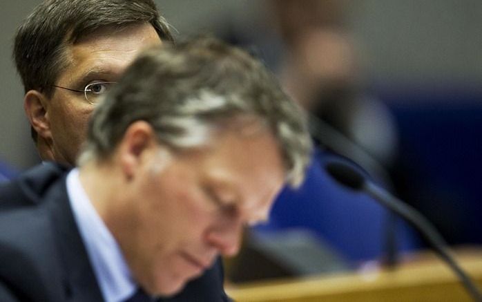 BRUSSEL – Minister Bos (Financiën) is dinsdag in Brussel voor zijn maandelijks beraad met collega’s van de andere EU–landen. Ze bespreken de in elkaar gezakte economie. In de eurolanden krimpt de economie dit jaar volgens de OESO met bijna 5 procent, terw