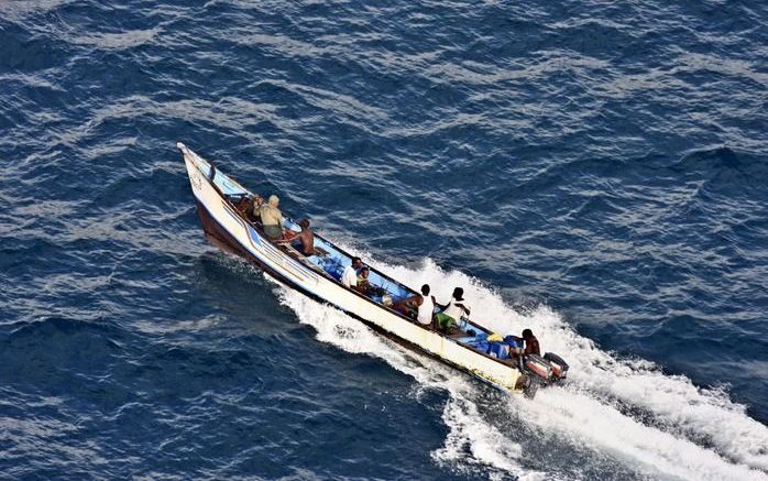 MOGADISHU – Een skiff, een bootje dat veel gebruikt wordt door piraten, voor de kust van Somalië. Hoewel er miljoenen worden geïnd met de piraterij, wordt het gewone volk er niets wijzer van. Foto EPA