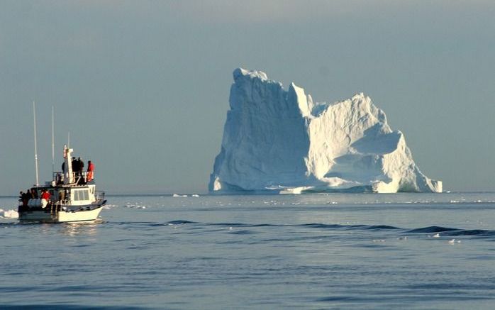 ILULISSAT - Een boot vaart langs een stuk ijs dat van de gletsjer Ilulissat is gebroken. Foto EPA