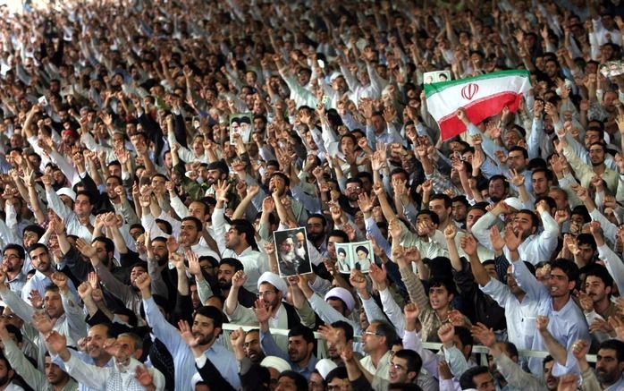 Iraanse jongeren hebben gisteren een demonstratieverbod in Teheran getrotseerd en leuzen geroepen tegen het regime, ondanks het dreigement van de autoriteiten dat zij elke uiting van oppositie zouden „verpletteren.” Foto EPA