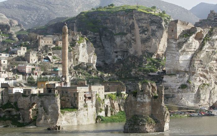 Hasankeyf bezit duizenden jaren oude, in de rotsen uitgehouwen woningen, restanten van Romeinse bouwwerken en Syrisch-orthodoxe kerken. Foto's RD, Anton Dommerholt