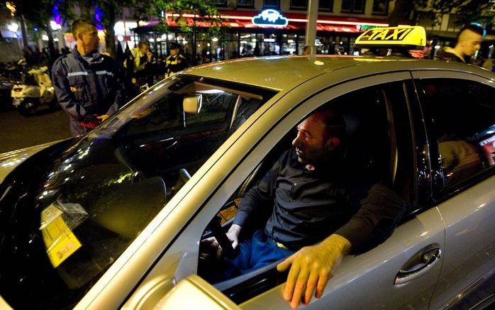 AMSTERDAM - De politie heeft dit weekeinde aan de eerste twee taxichauffeurs een tijdelijk gebiedsverbod uitgedeeld wegens misdragingen bij de taxistandplaats op het Leidseplein in Amsterdam. Dat meldde een politiewoordvoerster zondag. Foto: ANP